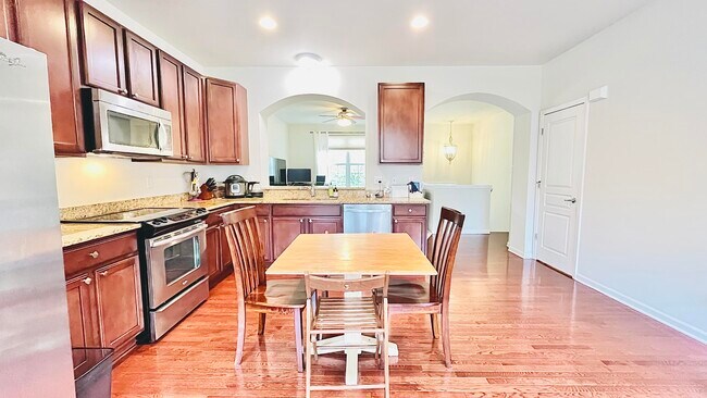 Foto del edificio - 28000 Hopkins Dr