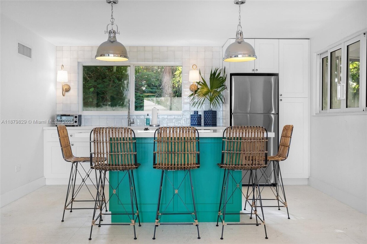 Primary Photo - 242 Bougainvillea St