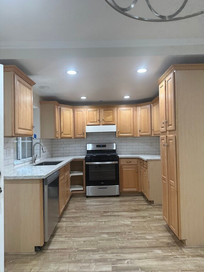 new countertops, new backsplash, new dishwasher and new stove - 924 S 4th St