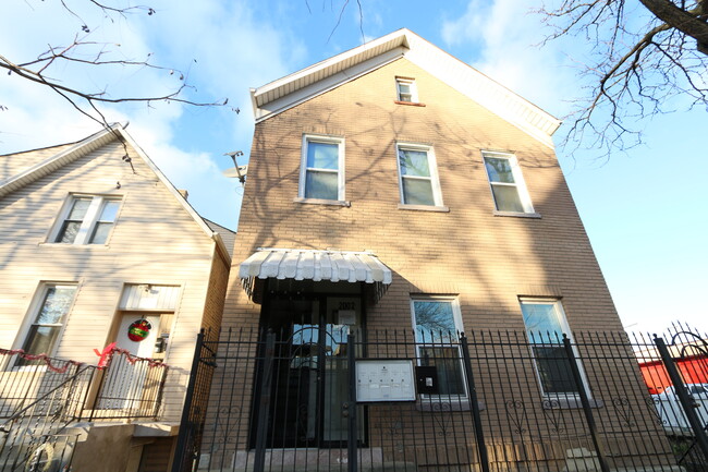 Building Photo - 2002 W Cullerton St