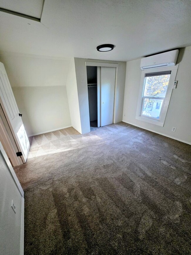 Building Photo - Close to River Access, and Historic Downtown Grants Pass