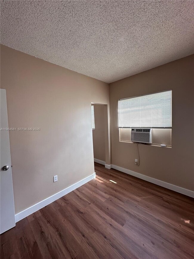 Foto del edificio - 295 NE 55th St