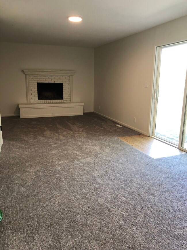 basement/ living space - 5336 Stonecliffe Dr