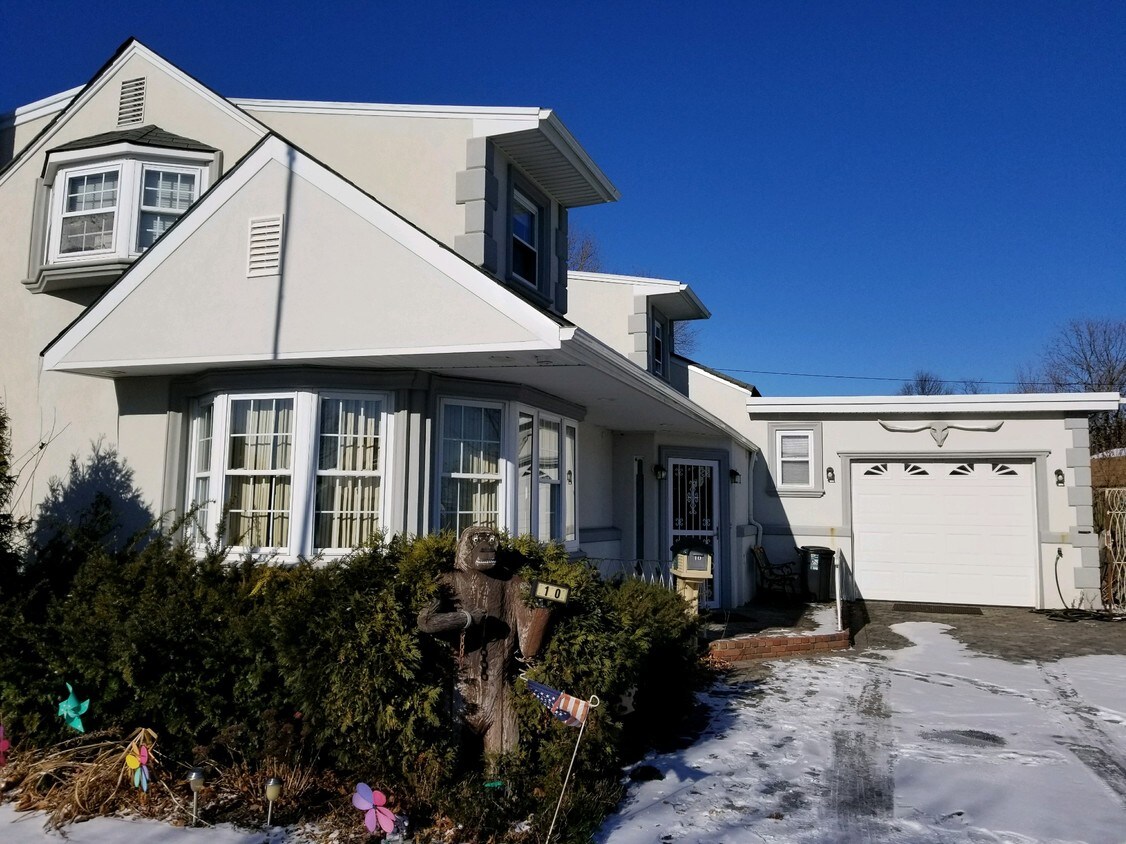 10 Seth Ln, Hicksville, NY 11801 Apartments in Hicksville, NY