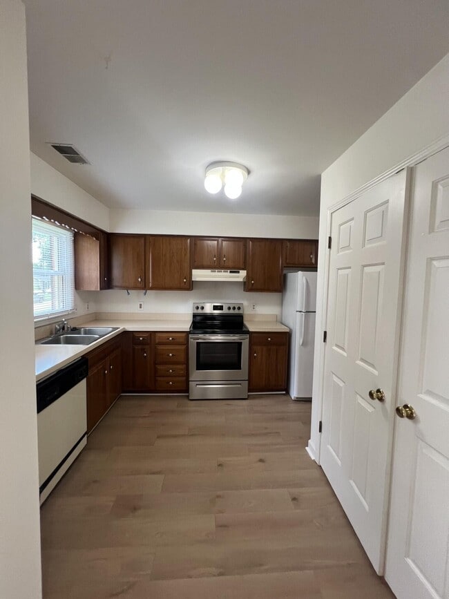 Building Photo - 409 Woodview Dr