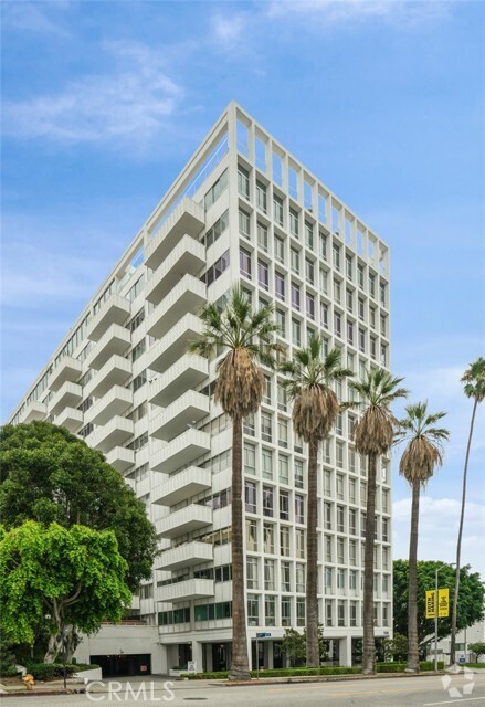 Building Photo - 7135 Hollywood Blvd