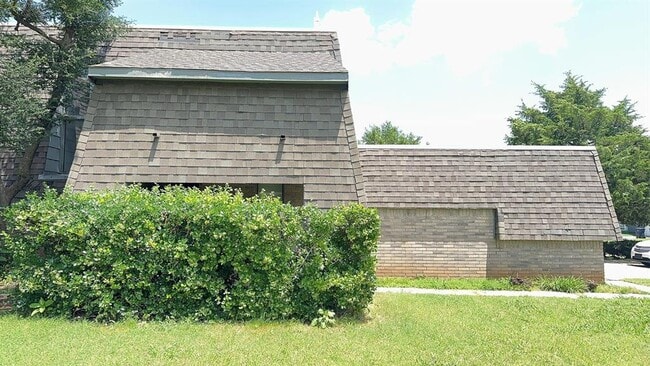 Building Photo - 7203 Edenborough Dr