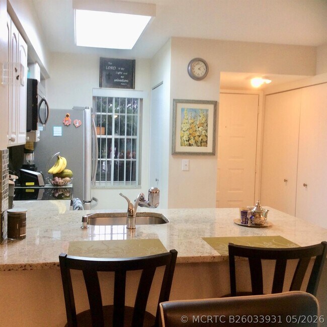 Building Photo - 2220 N Cypress Bend Dr
