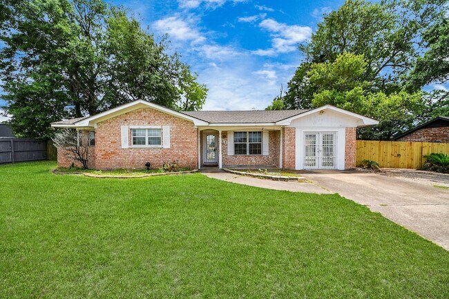Foto del edificio - 811 Hillcrest Dr
