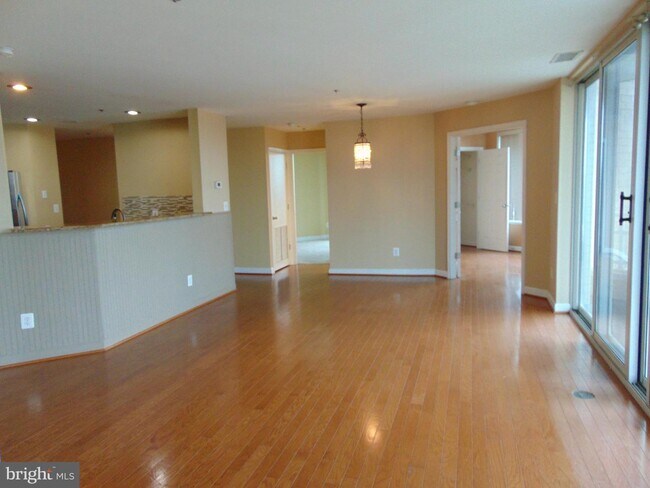 Building Photo - 100 Harborview Dr
