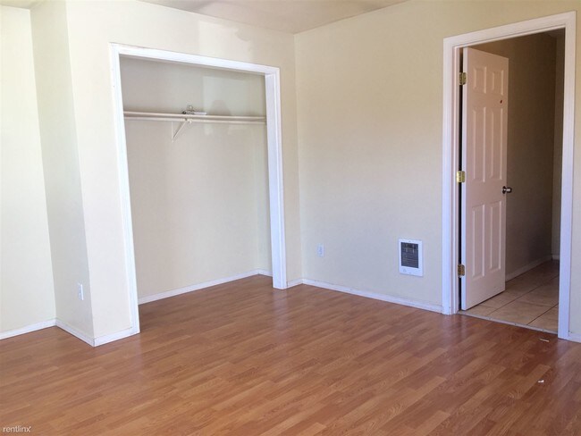 Building Photo - 3 br, 2 bath Duplex - 2703 Fairbanks Ave A