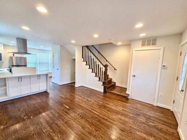 Building Photo - Beautiful 3 BR/2.5 BA Semi-Detached Home i...