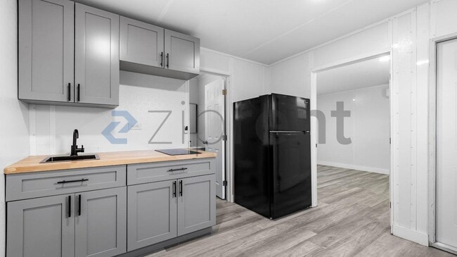 Building Photo - Unit B