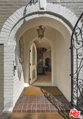 Building Photo - 742 S Cloverdale Ave