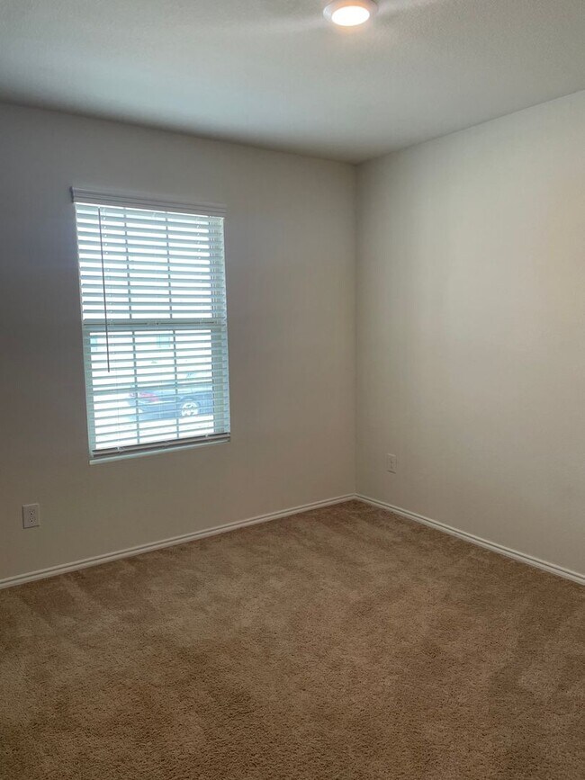 Foto del edificio - For Rent | Sendera Ranch | 3BD/2BA | 1,300 SF | Pets Welcome