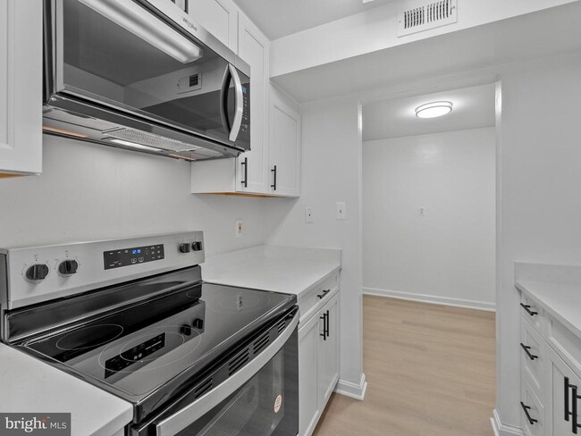 Building Photo - 708 S Arlington Mill Dr