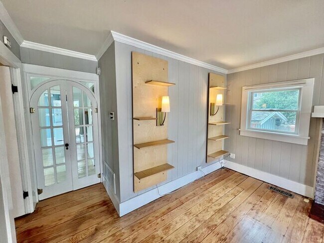 Building Photo - Quaint Pacific Grove Single Family Home - ...
