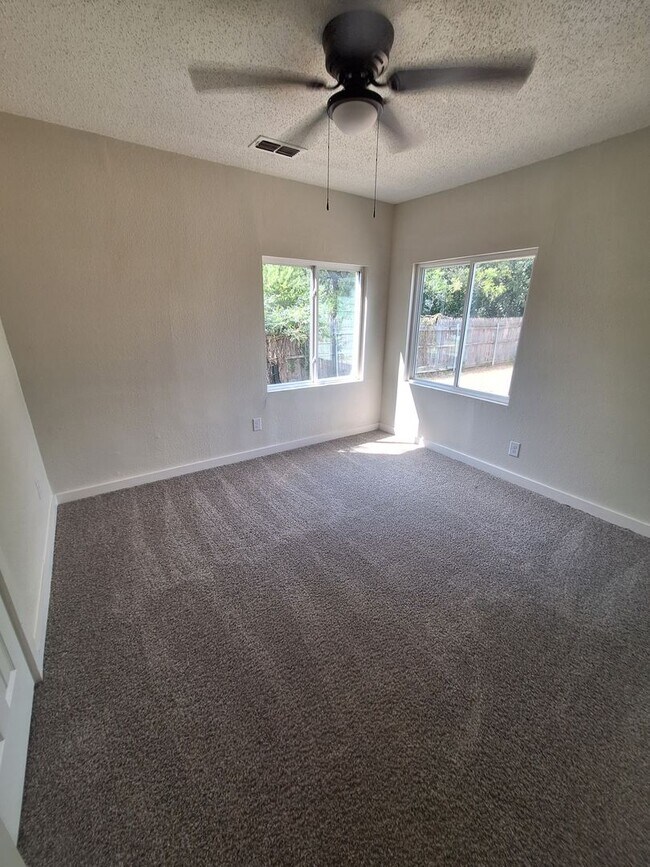 Foto del edificio - 3 bedroom, 1 bath