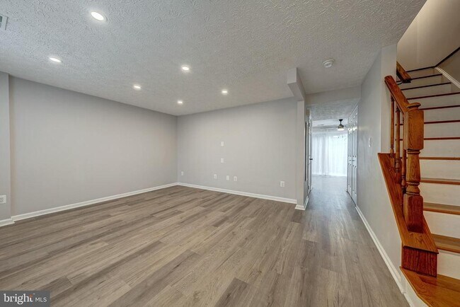 Foto del edificio - 6320 Lightburn Ct