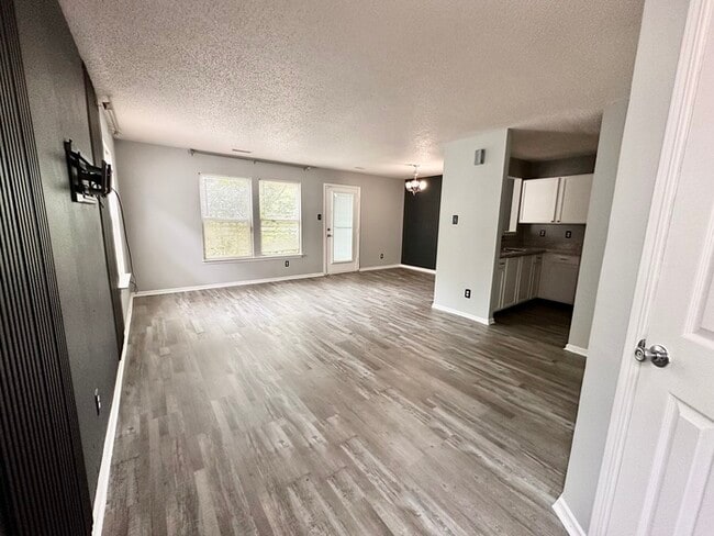 Building Photo - Perry Township 3 bedroom 2.5 bathroom
