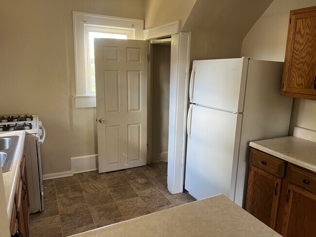 Foto del edificio - Bright, Spacious & Central — Minutes to Markets & Parks