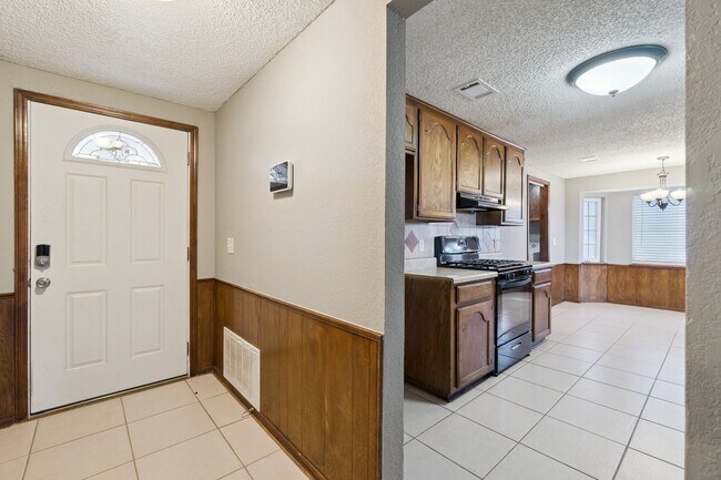 Foto del edificio - 1205 Swan Lake Rd