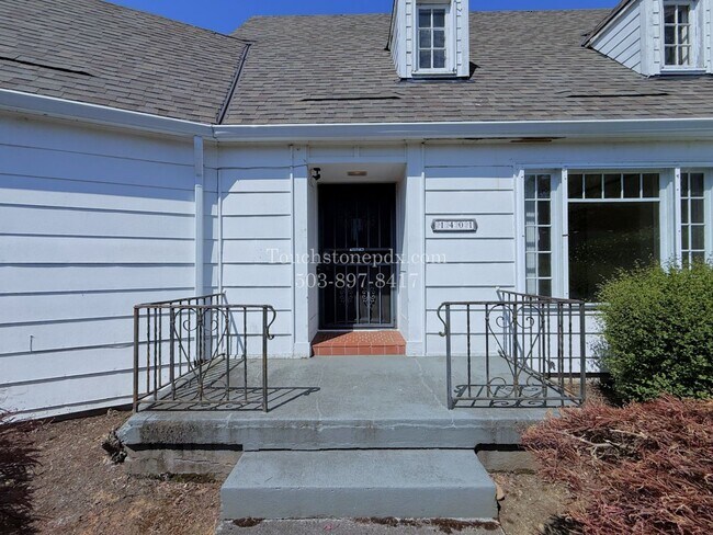 Photo - MOVE IN SPECIAL! ONE MONTH FREE! Timeless SE Portland 3 Bed Home w/Backyard, Hardwood Floors, & B...