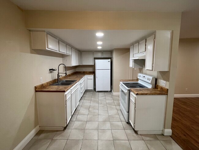 Building Photo - 3701 Colonial Dr