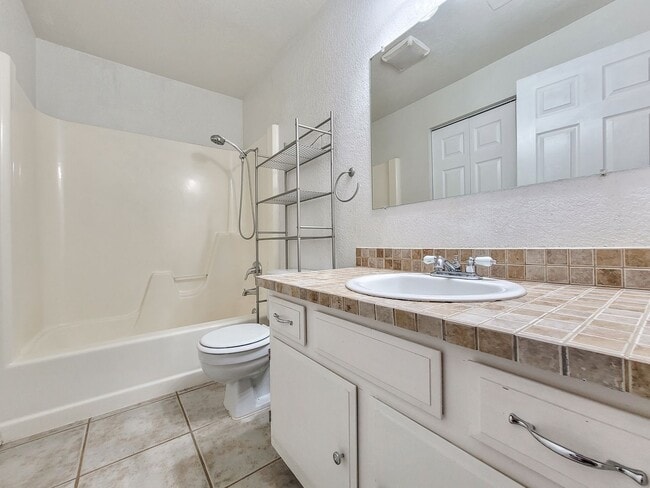 Building Photo - Bright End-Unit Townhome Across from Edmon...