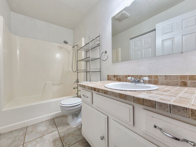 Foto del edificio - Bright End-Unit Townhome Across from Edmon...