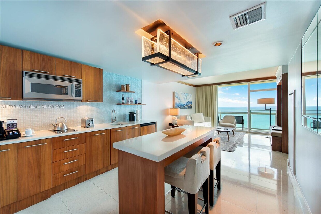 Foto principal - 6801 Collins Ave