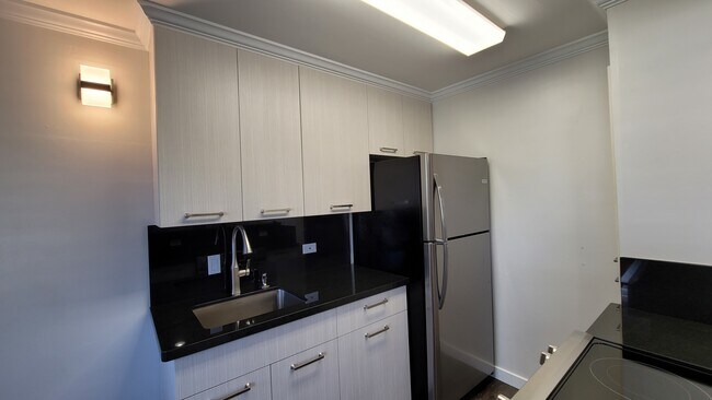 Building Photo - 3370 Salt Lake Blvd