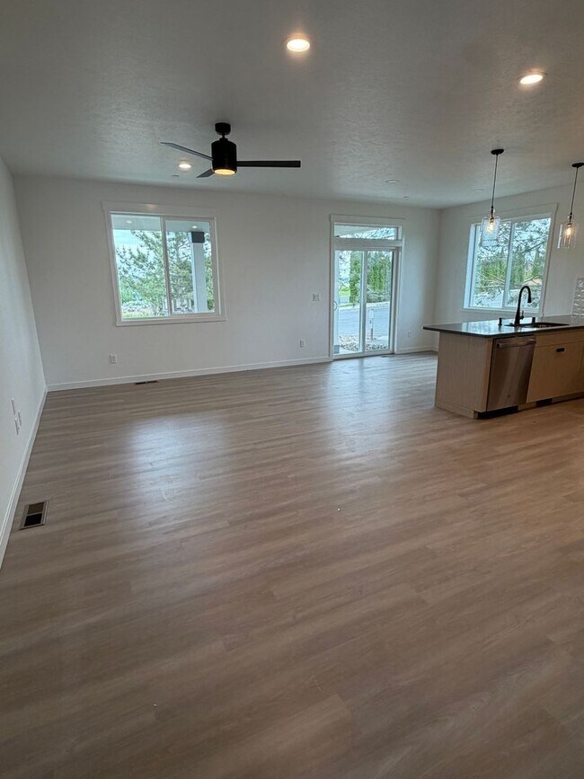 Building Photo - 6398 Melby Way NE