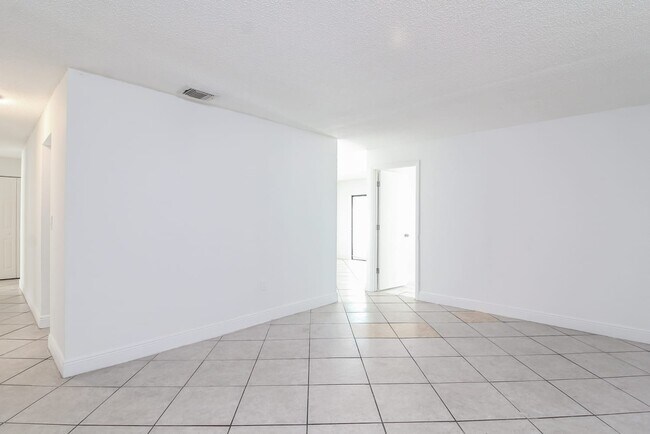 Building Photo - 1220 SW 136th Pl