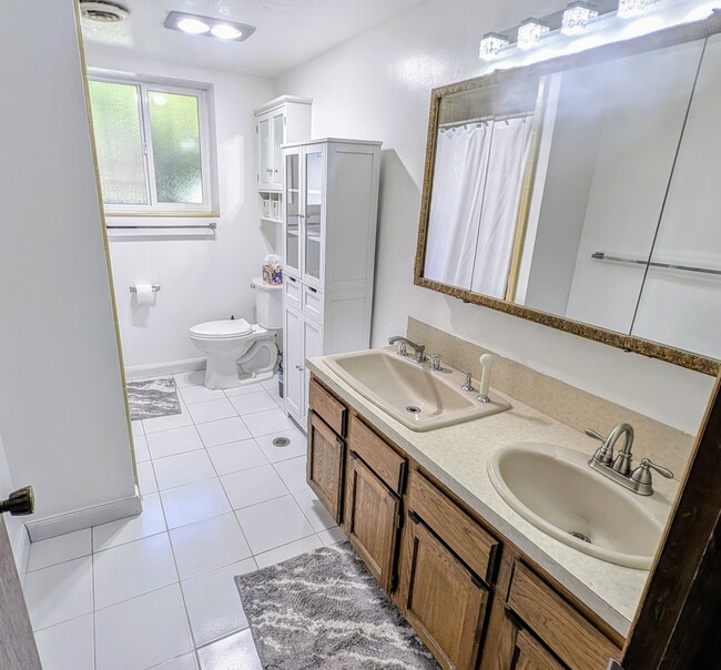 Bathroom with double vanity and jetted tub - 495 N Eccles Ave