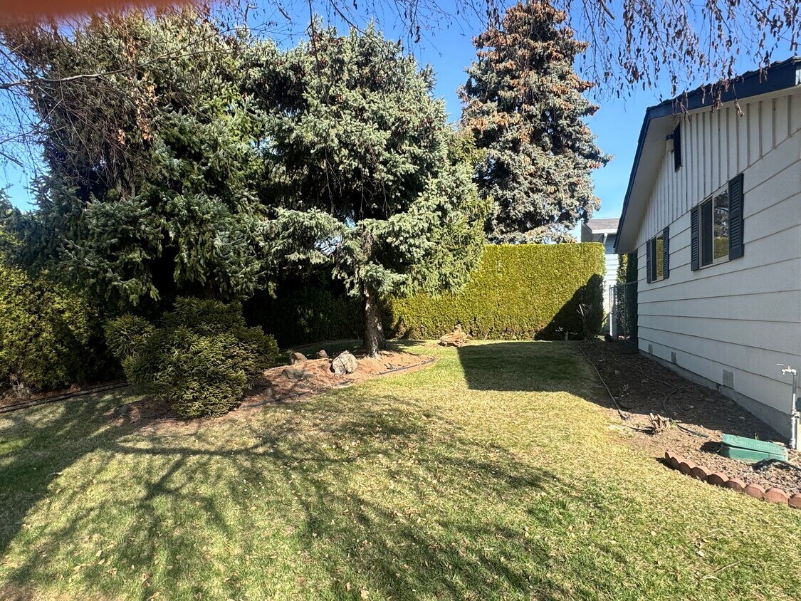 Building Photo - Chestnut Ave 3 br 2.5 ba, double garage, l...