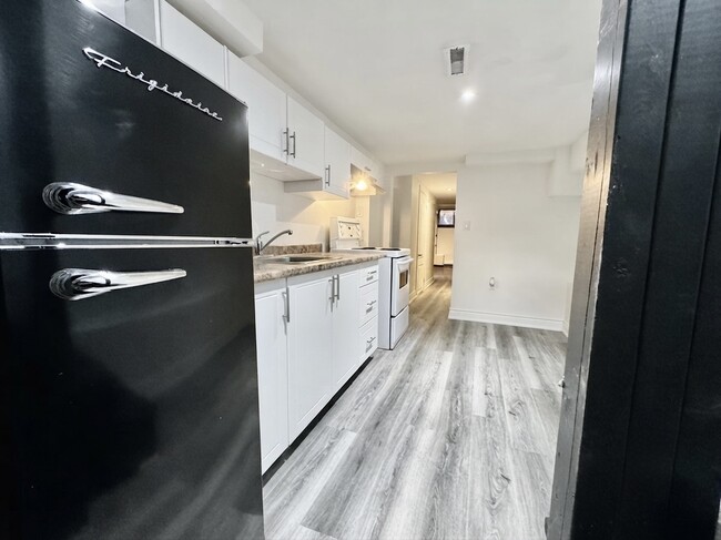 Building Photo - 909 Palmerston Ave