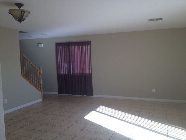 Foto del edificio - 3 Bed/2.5 bath. All Tile Downstairs. Open Great Room floor plan.