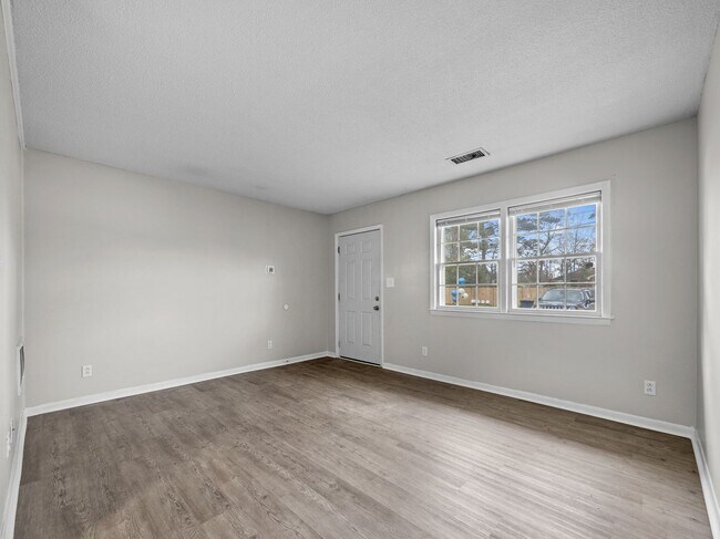 Foto del edificio - Welcome to Sophia Drive!