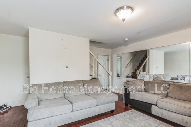 Building Photo - 1302 Hillsway Ct