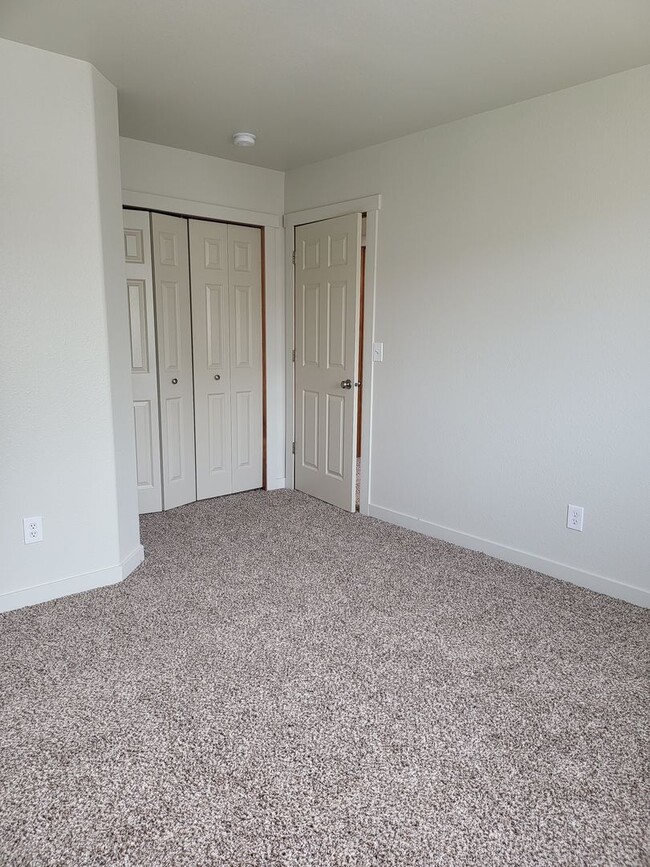 Building Photo - 1416 S Skyline Dr