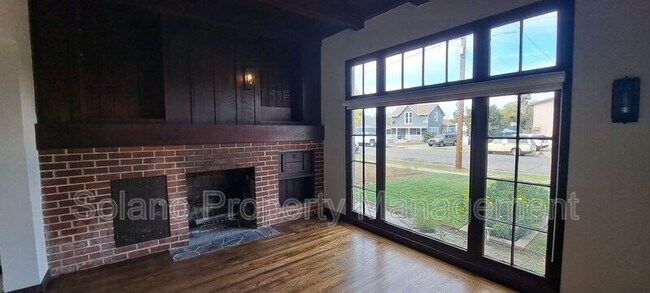 Foto del edificio - 290 E B St