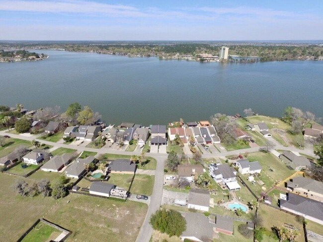 Building Photo - 828 Lake View Dr