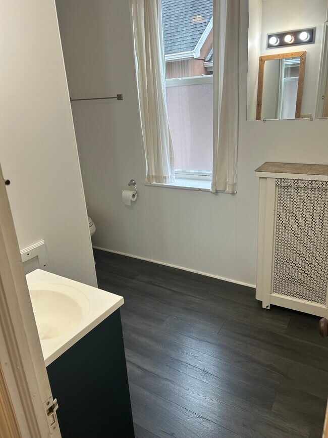 Bathroom + linen closet - 304 S State St