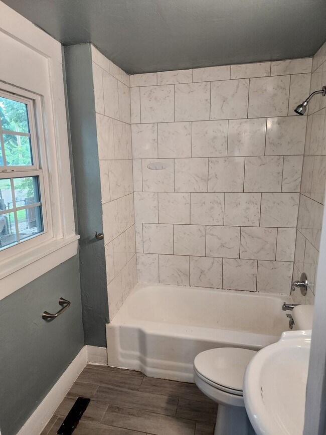 Foto del edificio - Charming 3-Bedroom, 1-Bath Home – $1,200/M...