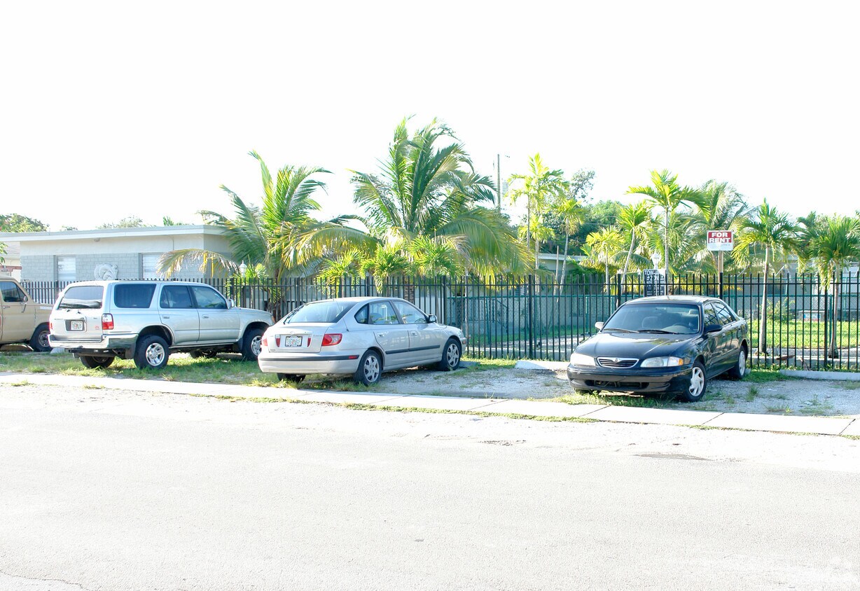 1272 - 1298 NE 128th St - 1272-1298 NE 128th St