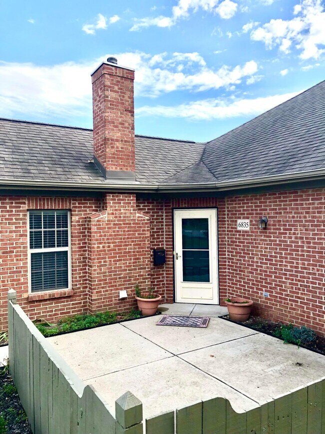 Foto del edificio - 6835 Villabrook Dr