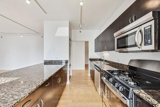 Building Photo - 8 E Randolph St