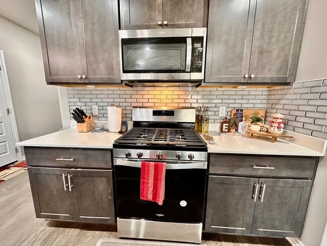 Foto del edificio - Modern 4-Bed, 3-Bath Home Built in 2023 – Spacious, Open Layout Near Lake