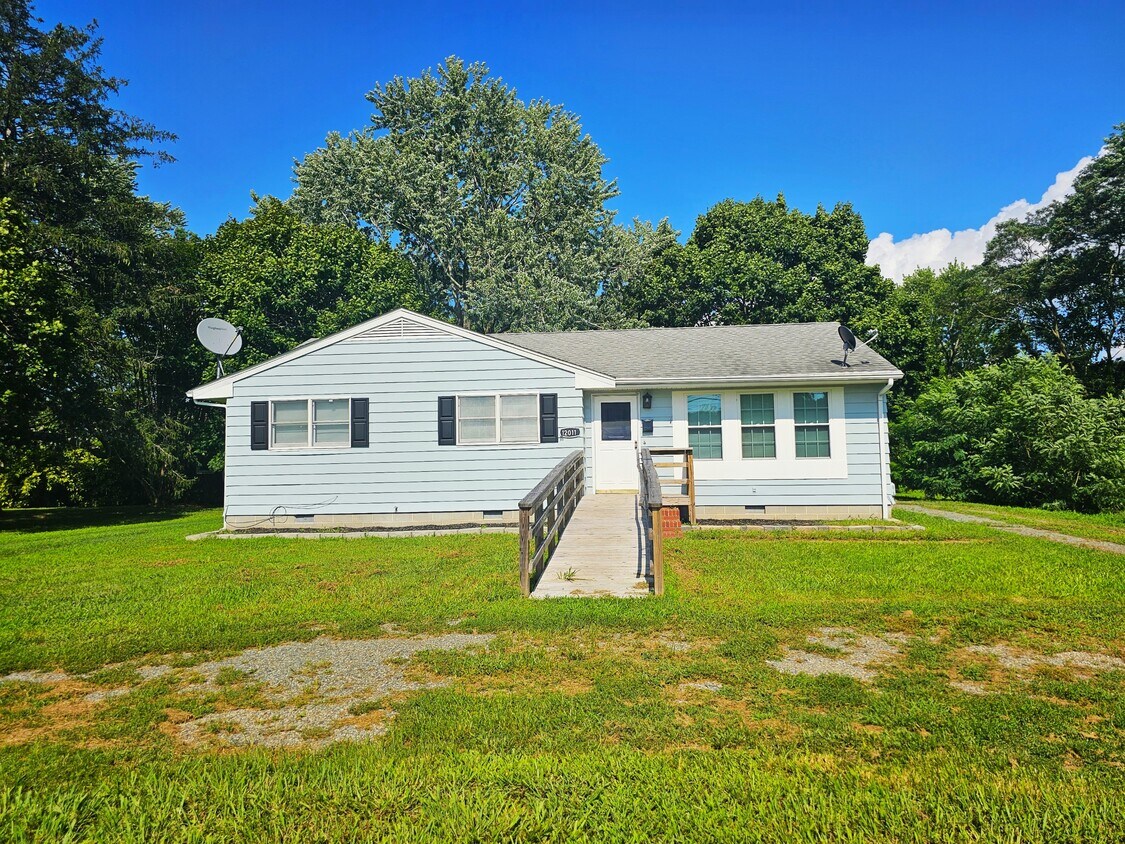 Foto principal - 12011 Somerset Ave